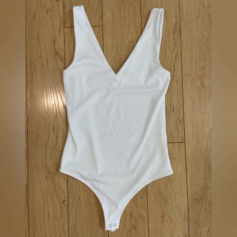 NWT!! WOMENS EXPRESS WHITE BODYSUIT! SIZE M!